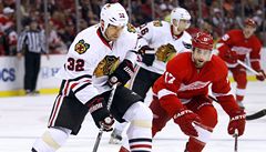 eský hokejista Chicaga Blackhawks Michal Rozsíval (vlevo) a Patrick Eaves z Detroitu Red Wings