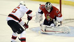 eský hokejista New Jersey Devils Patrik Eliá (vlevo) a branká Ottawy Senators Ben Bishop 
