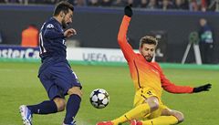 Fotbalista Barcelony Gerard Piqué (vpravo) a Ezequiel Lavezzi z Paris St. Germain