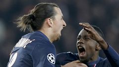 Radost fotbalist Paris St. Germain Zlatana Ibrahimovie (vlevo) Blaise Matuidiho