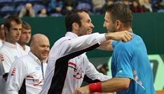 etí tenisté Jan Hájek (vpravo) a Radek tpánek