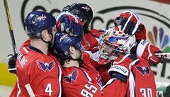eský branká hokejist Washingtonu Capitals Michal Neuvirth (vpravo) se raduje se spoluhrái