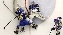 Branká� hokejist� Zlína Jakub Sedlá�ek a jeho spoluhrá� Martin Mat�jí�ek (vlevo)