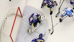 Branká� hokejist� Zlína Jakub Sedlá�ek inkasuje od hrá�e Plzn� Josefa Baleje 