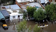 Obyvatelé msta La Plata se ped záplavami uchýlili na stechy svých dom.
