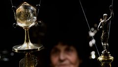 Lákadlem byly i vystavené univerzitní insignie - �ezlo rektora a jednotlivých fakult, uvedl mluv�í.