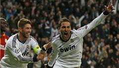 Higuaín (vpravo) z Realu Madrid slaví gól