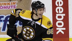 Jaromír Jágr v dresu Bostonu Bruins si povídá s Martine Brodeurem.