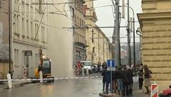 V jedné z pražských ulic prasklo potrubí, ze kterého začala tryskat voda. | na serveru Lidovky.cz | aktuální zprávy