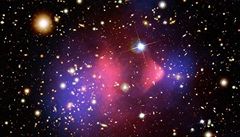 Po sráce kup galaxií se horký plyn promíchal (zobrazeno rov). V modrých oblastech pevládá temná hmota, která se projevuje jen gravitaními úinky.
