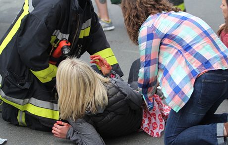 Zranní lidé a chaos na míst výbuchu v Bostonu.