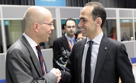 len výkonné rady Evropské centrální banky Jorg Asmussen (vlevo) a kyperský ministr financí Harris Georgiades.