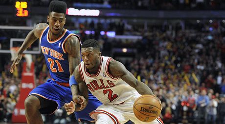 Basketbalista Chicaga Bulls Nate Robinson (vpravo) a Iman Shumpert z New York Knicks