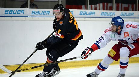 eský hokejista Petr áslava (vpravo) a Florian Kettemer z Nmecka