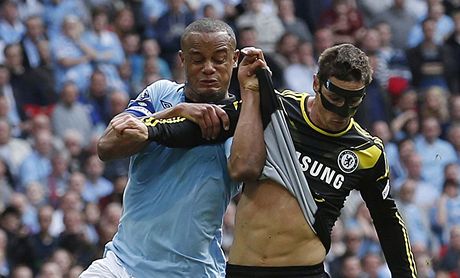 Fotbalista Chelsea Fernando Torres (vpravo) a Vincent Kompany z Manchesteru City