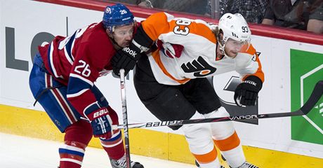 eský hokejista Philadelphie Flyers Jakub Voráek (vpravo) a Josh Gorges z Montrealu Canadians