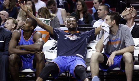 Slavící basketbalista Oklahomy City Thunder Kevin Durant (uprosted). Vlevo je spoluhrá Serge Ibaka a vpravo Nick Collison