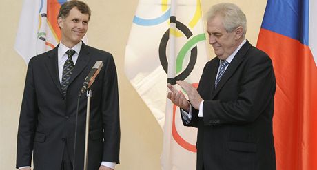 Prezident Milo Zeman (vpravo) a pedseda eského olympijského výboru Jií Kejval (vlevo) podepsali pihláku eského olympijského týmu na zimní olympijské hry v Soi 2014