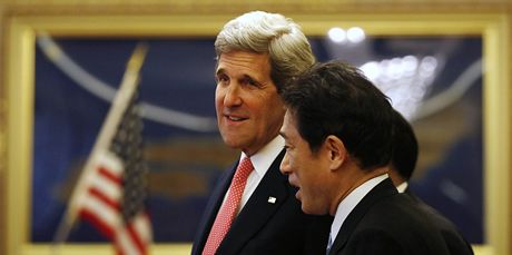 John Kerry s japonským ministrem zahranií Koidou