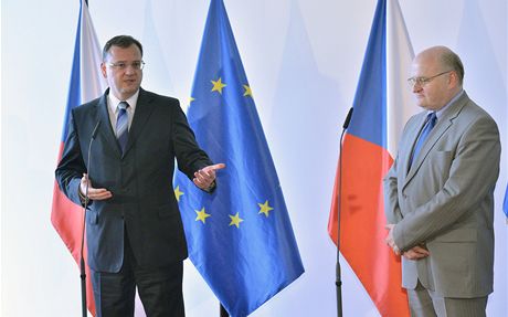 Premiér Petr Neas s odvolaným editelem ÚSTR Danielem Hermanem.