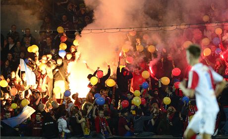 Fanouci Sparty ve fotbalovém derby.