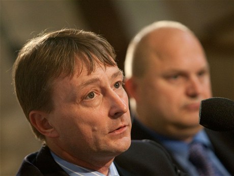 Odvolaný ředitel NG Vladimír Rösel (vlevo) a pověřený ředitel této instituce Vít Vlnas 