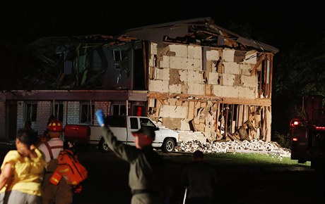 Pokozená byla i budova domova dchodc West Rest Haven, odkud záchranái evakuovali 133 lidí.