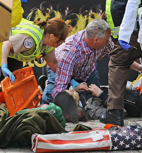 Záchranái oetují zrannou enu poblí místa výbuchu v Bostonu.