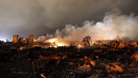V Texasu vybuchla továrna na hnojivo. Po explozi zaalo hoet i mnoho budov v okolí. Incident si vyádal tém 180 zranných a moná a 70 mrtvých.