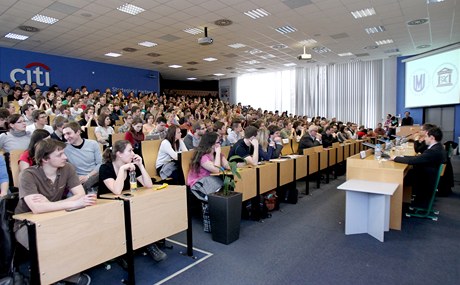 O debatu na Masarykově univerzitě byl velký zájem, studenti seděli i na zemi.