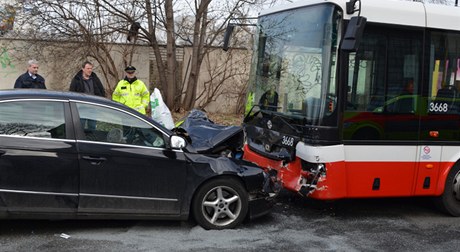 Opilý idi narazil v Praze do autobusu.