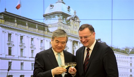 eský premiér Petr Neas (vpravo) a pedseda pedstavenstva Korean Air Jang Ho-o (vlevo) si pípíjejí 10. dubna v Praze po podpisu smlouvy o prodeji 44procentního podílu SA korejskému dopravci Korean Air.