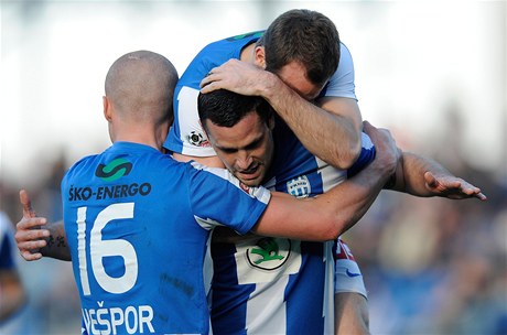 Mladá Boleslav - Baník Ostrava. Autor prvního gólu Luká Magera z Mladé Boleslavi (uprosted) a jeho spoluhrái Martin Nepor (vlevo) a Jan Kysela