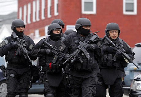 Bostonské pedmstí proesávají lenové speciálního týmu SWAT. Hledají prchajícího atentátníka. 