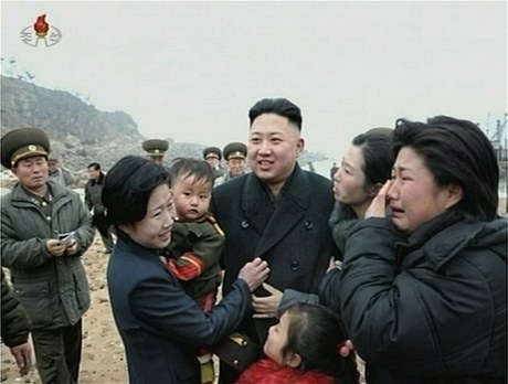 Kim ong-un v obklopení dojatých Severokorejek (snímek pevzatý z videa)
