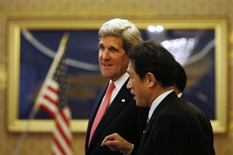 John Kerry s japonským ministrem zahranií Koidou