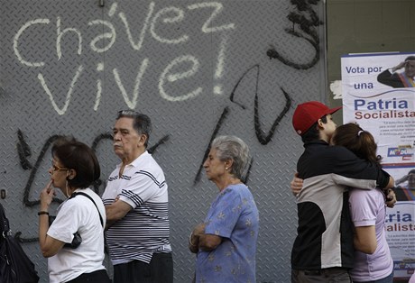 Venezuelané ve front ped volební místností