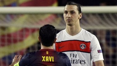 Barcelona - PSG. Xavi a Ibrahimovi.