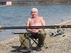  Ladislav Sedlák (78), který pijel na hluínskou trkovnu z Ostravy rybait, vyuívá krásného poasí a opaluje se 