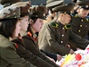 Severokorejky pokládají kvtiny k pomníkm zesnulých vdc zem. 