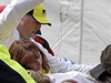 Záchranái odváí zrannou  enu z místa výbuchu na bostonském marathonu.