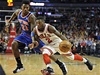 Basketbalista Chicaga Bulls Nate Robinson (vpravo) a Iman Shumpert z New York Knicks