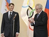 Prezident Milo Zeman (vpravo) a pedseda eského olympijského výboru Jií Kejval (vlevo) podepsali pihláku eského olympijského týmu na zimní olympijské hry v Soi 2014