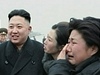 Kim ong-un v obklopení dojatých Severokorejek (snímek pevzatý z videa)