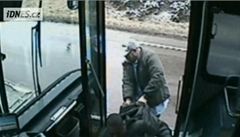�idi� autobusu násiln� vyhazuje cestujícího z vozu. Ten ho p�edtím provokoval.