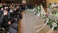 Rakev byla pokryta bílými růžemi. | na serveru Lidovky.cz | aktuální zprávy