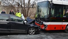 Opilý řidič narazil v Praze do autobusu, šest lidí se zranilo 