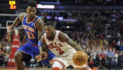 Basketbalista Chicaga Bulls Nate Robinson (vpravo) a Iman Shumpert z New York Knicks