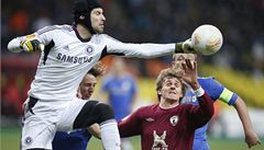 �eský branká� Chelsea Petr �ech (vlevo) a Vladimir Djadjun z Kazan�