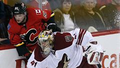 �eský hokejista Calgary Flames Roman Horák (vlevo) a branká� Phoenixu Coyotes Mike Smith